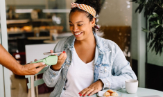 (Crédits photo : Adobe Stock - Jeune femme effectuant un paiement mobile dans un café)