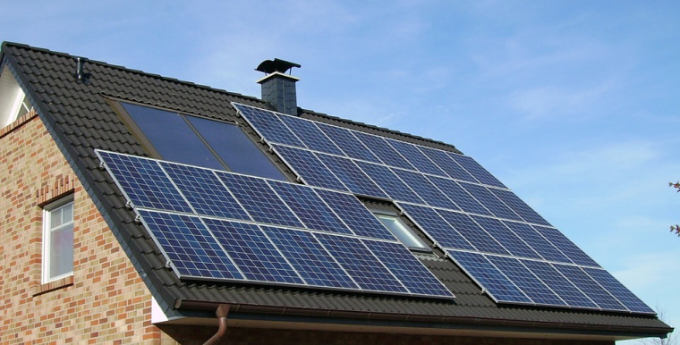 Un Français a été victime d'une arnaque au prêt à taux zéro après l'installation de panneaux solaires sur son toit. (illustration) (Skeeze / Pixabay )