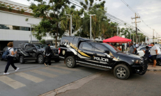 Des véhicules de la police stationnées à l'extérieur de l'hôpital DF Star de Brasilia où l'ancien président brésilien Jair Bolsonaro a été admis après un malaise à son domicile, le 16 septembre 2025 ( AFP / Sergio Lima )