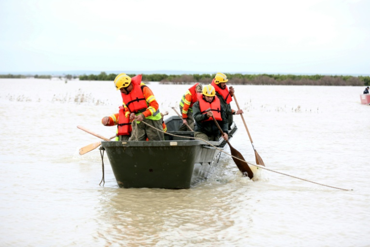 Des secouristes de la protection civile sur les eaux de crue dans la région de Sidi Kacem, dans le nord-ouest du Maroc, le 5 février 2026 ( AFP / - )