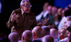 L'ancien président cubain Raul Castro assiste au gala marquant le centenaire de la naissance de son frère Fidel Castro au théâtre Karl Marx de La Havane, le 13 août 2026 ( AFP / YAMIL LAGE )
