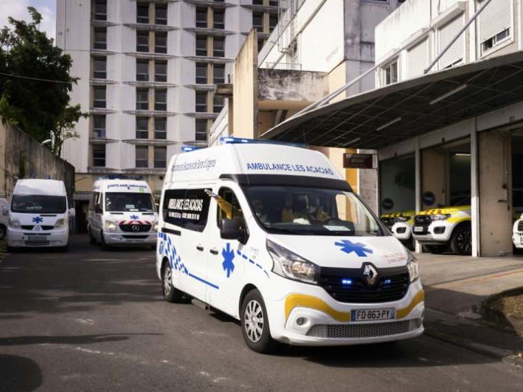 Un patient est transféré en ambulance vers l'aéroport dans le cadre de l'opération Hippocampe au CHU de Pointe-à-Pitre, en Guadeloupe, le 3 septembre 2021 ( AFP / Carla BERNHARDT )