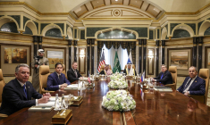 (De gauche à droite) Steve Witkoff (envoyé spécial des Etats-Unis pour le Moyen-Orient, Mike Waltz (conseiller à la sécurité nationale), le prince Faisal bin Farhan al-Saud (ministre saoudien des Affaires étrangères), Yuri Ouchakov (conseiller en politique étrangère du président russe)et Sergueï Lavrov (ministre russe des Affaires étrangères) assistent ensemble à une réunion au palais de Diriyah à Riyad, le 18 février 2025. ( POOL / EVELYN HOCKSTEIN )