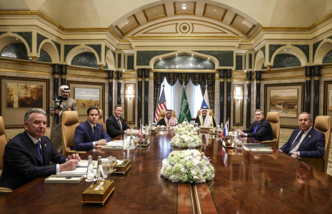 (De gauche à droite) Steve Witkoff (envoyé spécial des Etats-Unis pour le Moyen-Orient, Mike Waltz (conseiller à la sécurité nationale), le prince Faisal bin Farhan al-Saud (ministre saoudien des Affaires étrangères), Yuri Ouchakov (conseiller en politique étrangère du président russe)et Sergueï Lavrov (ministre russe des Affaires étrangères) assistent ensemble à une réunion au palais de Diriyah à Riyad, le 18 février 2025. ( POOL / EVELYN HOCKSTEIN )