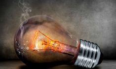 Les seniors consacrent plus de 10 % de leur budget à leurs factures d'énergie ( Crédits : Pexels )