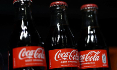 Des bouteilles de Coca-Cola dans un supermarché à Paris