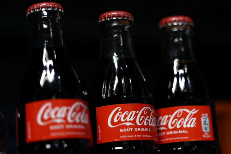 Des bouteilles de Coca-Cola dans un supermarché à Paris