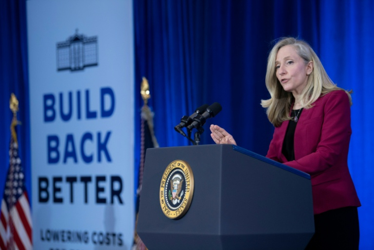 Abigail Spanberger donne un discours sur la santé au Germanna Community College, à Culpeper (Virginie), le 10 février 2022 ( AFP / Brendan Smialowski )