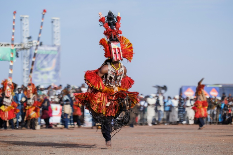Danse des masques de l’ethnie dogon lors d'un festival à Bamako, le 1er février 2025  ( AFP / Ousmane Makaveli )