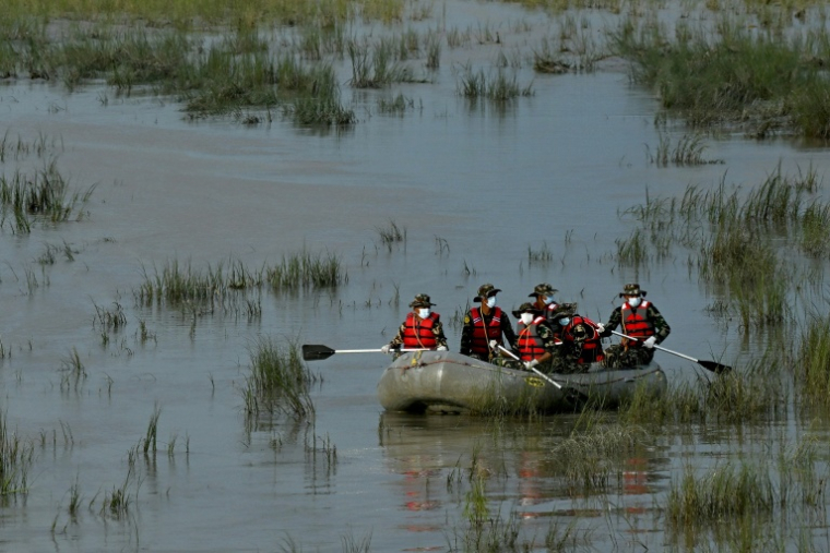 Des militaires recherchent des victives dans la rivière Narayani au Népal le 30 août 2026 ( AFP / Prakash MATHEMA )