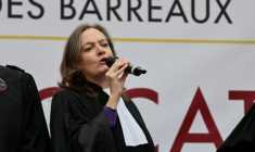 L'ancienne présidente du barreau de Paris et avocate Julie Couturier lors d'une manifestation d'avocats contre le projet de loi SURE à Paris, le 13 avril 2026 ( AFP / Ludovic MARIN )