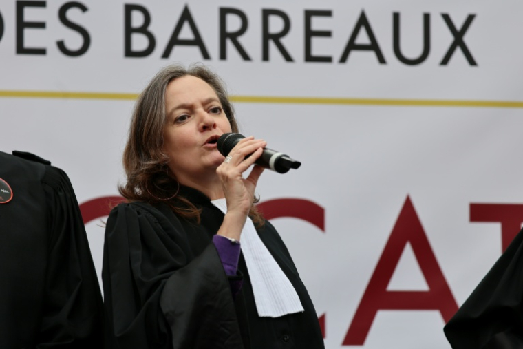L'ancienne présidente du barreau de Paris et avocate Julie Couturier lors d'une manifestation d'avocats contre le projet de loi SURE à Paris, le 13 avril 2026 ( AFP / Ludovic MARIN )