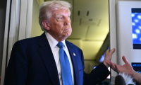 Le président américain Donald Trump s'adresse à la presse à bord d'Air Force One, le 16 mai 2025 ( AFP / Brendan SMIALOWSKI )