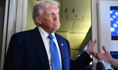 Le président américain Donald Trump s'adresse à la presse à bord d'Air Force One, le 16 mai 2025 ( AFP / Brendan SMIALOWSKI )