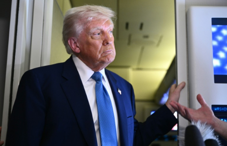 Le président américain Donald Trump s'adresse à la presse à bord d'Air Force One, le 16 mai 2025 ( AFP / Brendan SMIALOWSKI )