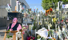 Des fleurs en hommage à la surveillante poignardée à mort devant les grilles du collège Françoise-Dolto de Nogent, en Haute-Marne le 13 juin 2025 ( AFP / FRANCOIS NASCIMBENI )