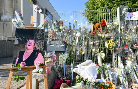 Des fleurs en hommage à la surveillante poignardée à mort devant les grilles du collège Françoise-Dolto de Nogent, en Haute-Marne le 13 juin 2025 ( AFP / FRANCOIS NASCIMBENI )