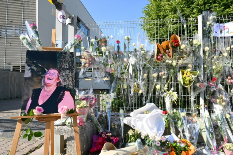 Des fleurs en hommage à la surveillante poignardée à mort devant les grilles du collège Françoise-Dolto de Nogent, en Haute-Marne le 13 juin 2025 ( AFP / FRANCOIS NASCIMBENI )