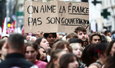Des manifestants brandissent une pancarte sur laquelle on peut lire "On aime la France, pas son gouvernement", le 29 septembre 2026 à Marseille ( AFP / Thibaud MORITZ )