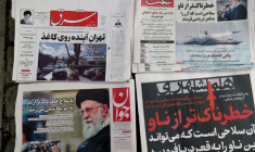 Les unes de quotidiens iraniens dans un kiosque de Téhéran, le 18 février 2026 ( AFP / ATTA KENARE )