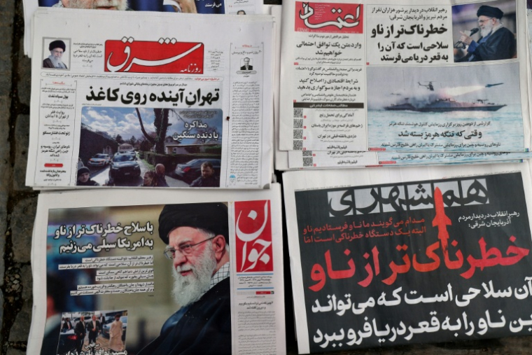 Les unes de quotidiens iraniens dans un kiosque de Téhéran, le 18 février 2026 ( AFP / ATTA KENARE )