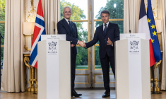 Jonas Gahr Store et Emmanuel Macron à Paris, le 27 mai 2026. ( POOL / CHRISTOPHE PETIT TESSON )