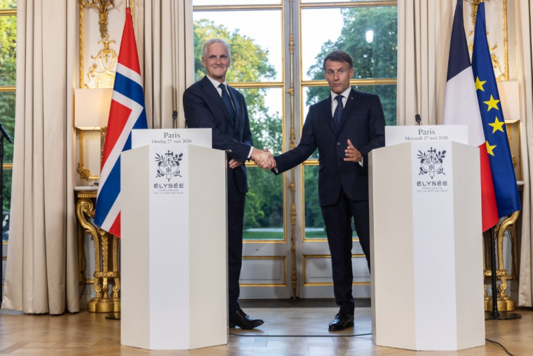 Jonas Gahr Store et Emmanuel Macron à Paris, le 27 mai 2026. ( POOL / CHRISTOPHE PETIT TESSON )