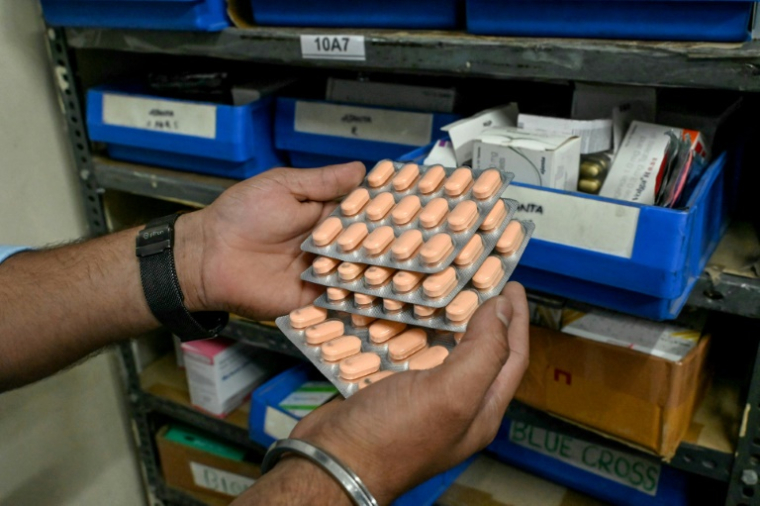 Un préparateur en pharmacie à Hyderabad, Inde, le 31 juillet 2025 ( AFP / Noah SEELAM )