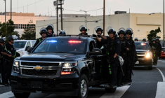 Des policiers du LAPD patrouillent pendant le couvre-feu dans le centre-ville de Los Angeles, le 12 juin 2025 en Californie ( AFP / RONALDO SCHEMIDT )