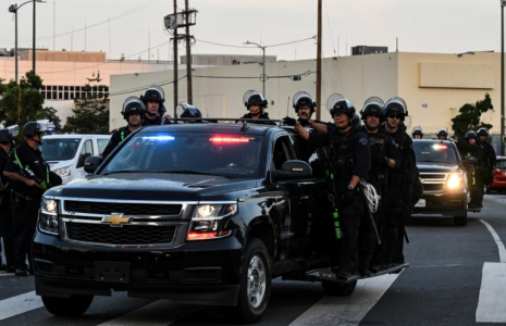 Des policiers du LAPD patrouillent pendant le couvre-feu dans le centre-ville de Los Angeles, le 12 juin 2025 en Californie ( AFP / RONALDO SCHEMIDT )
