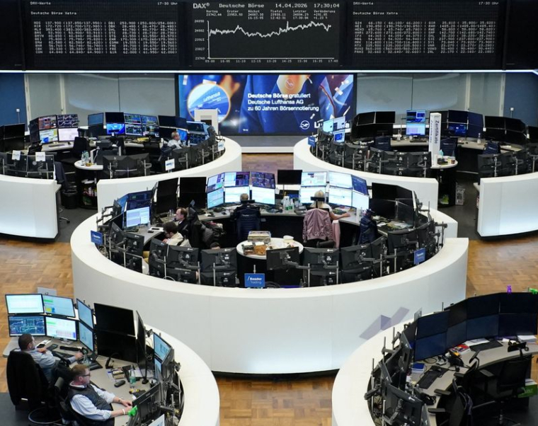 Le graphique de l'indice boursier allemand DAX est photographié à la bourse de Francfort