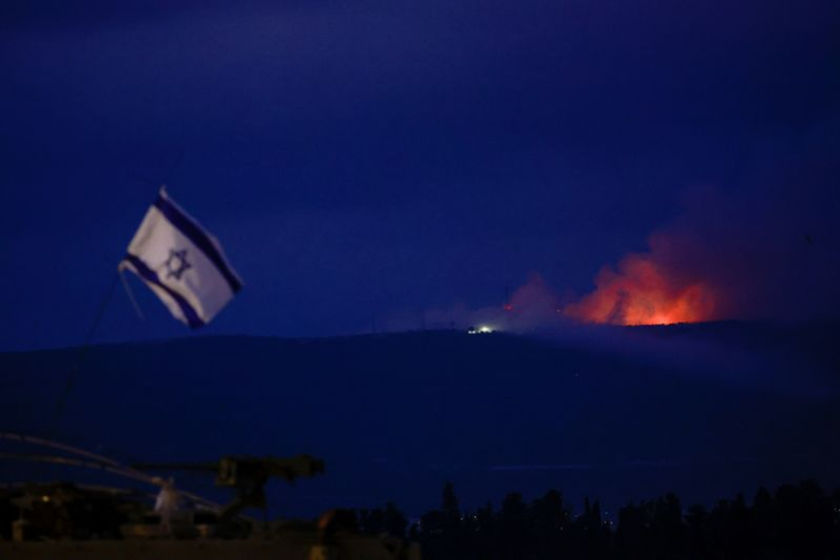 Les flammes s'élèvent au-dessus du Liban, vues depuis le nord d'Israël