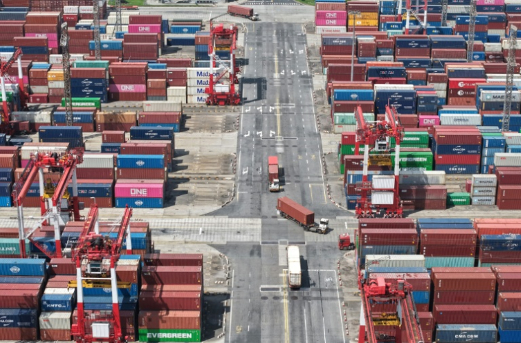 Vue aérienne de camions et de conteneurs au port de Shanghai, le 13 octobre 2025 en Chine ( AFP / STR )