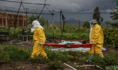 Du personnel médical transporte un patient sur un brancard à l'hôpital de Rwampara, le 21 mai 2026, en OUganda, tout près de la République Démocratique du Congo, touchée par une épidémie d'Ebola ( AFP / Seros MUYISA )