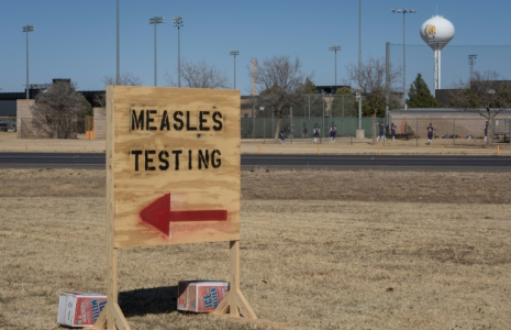 Un panneau indique un centre de dépistage pour la rougeole à Seminole, le 27 février 2025 au Texas ( Getty / Jan Sonnenmair )