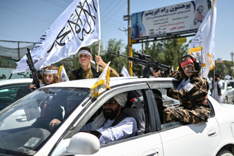 Des membres de forces de sécurité talibanes lors des célébrations des cinq ans du retour au pouvoir en Afghanistan de ce mouvement ultra-rigoriste, le 15 août 2026 à Kaboul  ( AFP / Wakil KOHSAR )