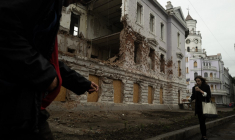 Un immeuble bombardé à Soumy, en Ukraine, le 12 juin 2025. ( AFP / FLORENT VERGNES )