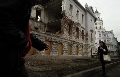 Un immeuble bombardé à Soumy, en Ukraine, le 12 juin 2025. ( AFP / FLORENT VERGNES )