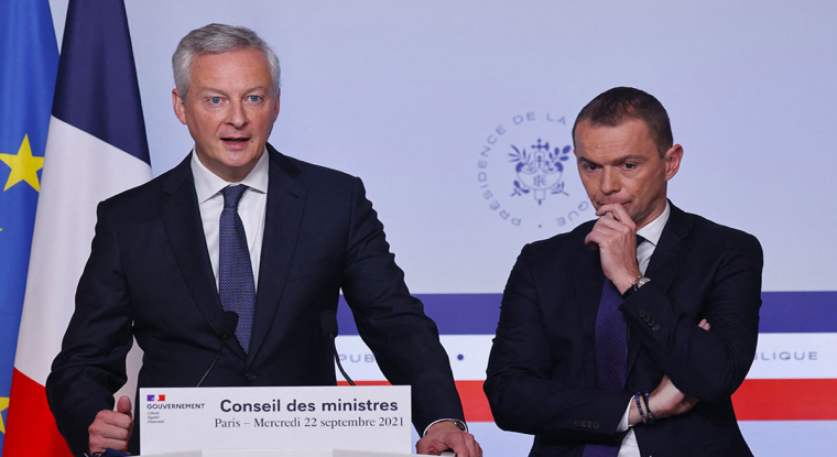Bruno Le Maire et Olivier Dussopt ont présenté le projet de loi de finances 2022 à l’issue du Conseil des ministres le 22 septembre. (© T. Samson AFP)