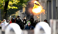 Un cocktail Molotov est lancé en direction d’une unité de police lors d’une manifestation antigouvernementale à Tirana, le 17 octobre 2026 en Albanie ( AFP / Armend NIMANI                      )
