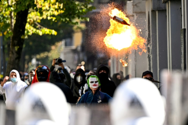 Un cocktail Molotov est lancé en direction d’une unité de police lors d’une manifestation antigouvernementale à Tirana, le 17 octobre 2026 en Albanie ( AFP / Armend NIMANI                      )