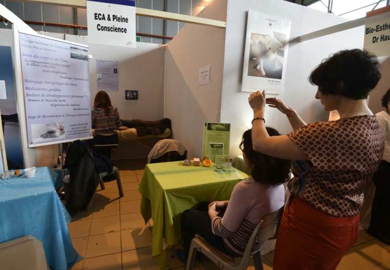 Un stand de reflexologie lors d'un salon à Toulouse, le 20 mars 2016. (illustration) ( AFP / PASCAL PAVANI )