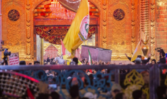 Des personnes en deuil attendent le transfert vers l'Iran de la dépouille du défunt guide suprême iranien, l'ayatollah Ali Khamenei, près du sanctuaire de l'imam Abbas à Kerbala, en Irak, tôt le 9 juillet 2026 ( AFP / murtadha ridha )