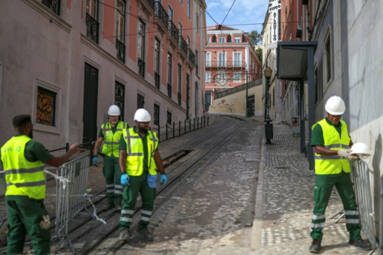 Des employés de la société Carris, gestionnaire des transports publics à Lisbonne, travaillent sur le site de l'accident du funiculaire de Gloria,dont les débris ont été déblayés, le 5 septembre 2025 ( AFP / PATRICIA DE MELO MOREIRA )