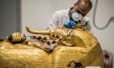 Un archéologue effectue des restaurations sur le sarcophage en or de l'ancien pharaon égyptien Toutânkhamon au laboratoire de restauration du Grand Musée égyptien (GEM) à Gizeh, dans la banlieue sud-ouest du Caire, le 13 avril 2020 en Egypte ( AFP / Khaled DESOUKI )