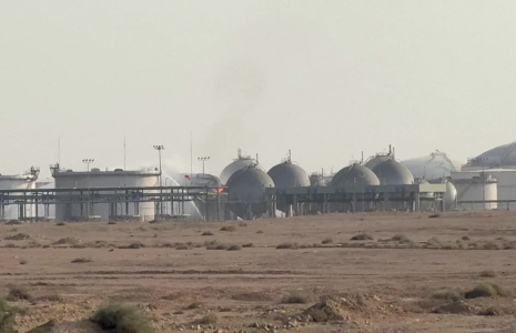 Des flammes et de la fumée s'élèvent de la raffinerie de Saudi Aramco à Riyad