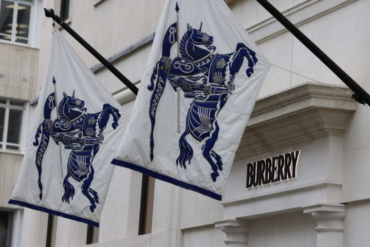 Une vue des logos affichés à l'extérieur d'un magasin Burberry à Londres