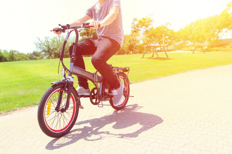 Les vélos électriques branchés (Crédits photo : Shutterstock)