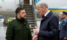 Photo publiée par le service de presse de la présidence ukrainienne, le 22 octobre 2025, du Premier ministre norvégien Jonas Gahr Støre (d) accueillant le président ukrainien Volodymyr Zelensky (g) à son arrivée à l'aéroport d'Oslo ( Service de presse de la présidence ukrainienne / Handout )