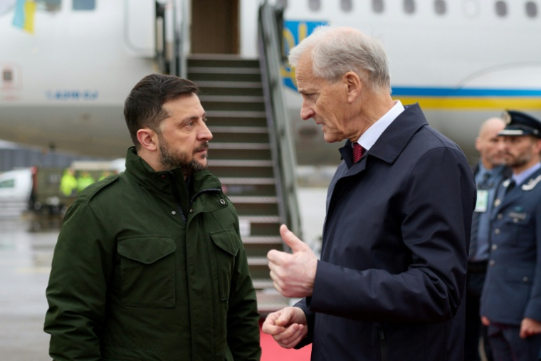 Photo publiée par le service de presse de la présidence ukrainienne, le 22 octobre 2025, du Premier ministre norvégien Jonas Gahr Støre (d) accueillant le président ukrainien Volodymyr Zelensky (g) à son arrivée à l'aéroport d'Oslo ( Service de presse de la présidence ukrainienne / Handout )